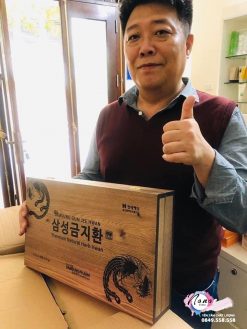 Khách Hàn đến mua an cung bổ não gỗ tại cửa hàng Nana Store